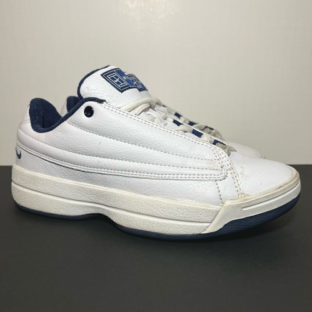 Womens VTG’ 90s NIKE White Leather Athletic Sneakers / Size 8